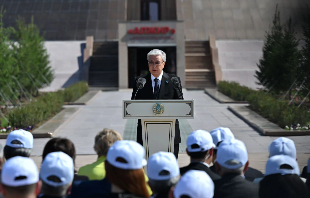 Токаев почтил память жертв политических репрессий и голода